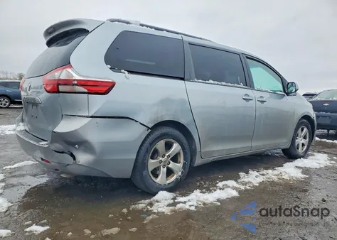 2015 Toyota Sienna Le z USA, uszkodzony, nr VIN 5TDKK3DC1FS639731
